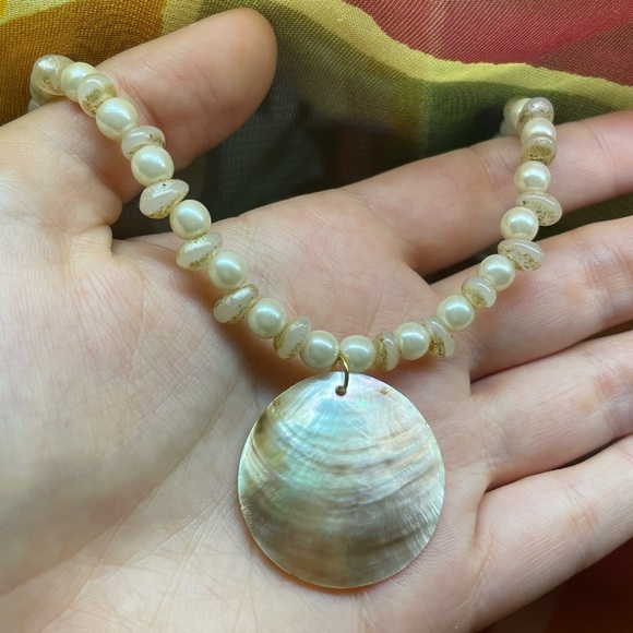 Handmade faux pearl necklace with shell - Picture 4 of 5